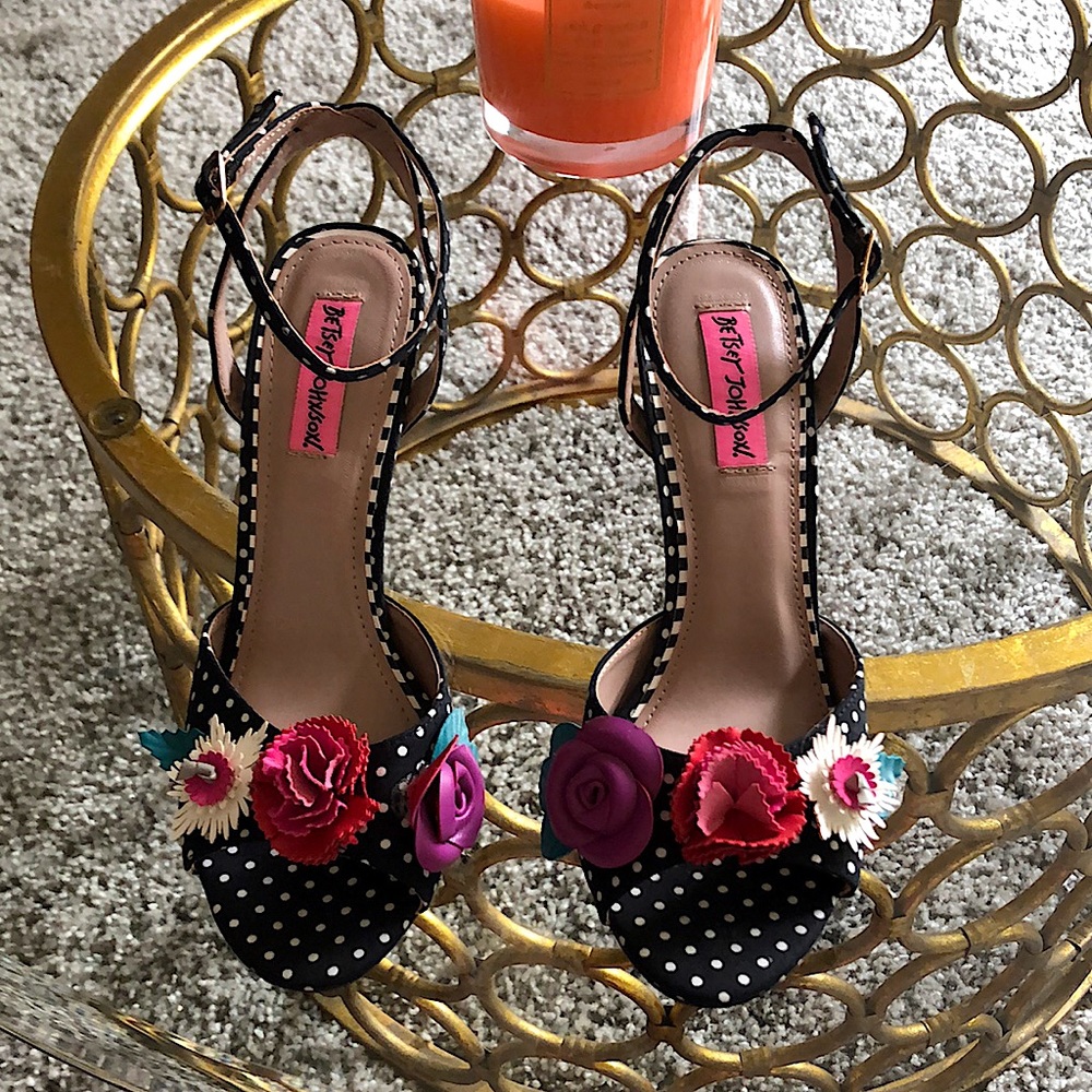 Betsey Johnson flower heals